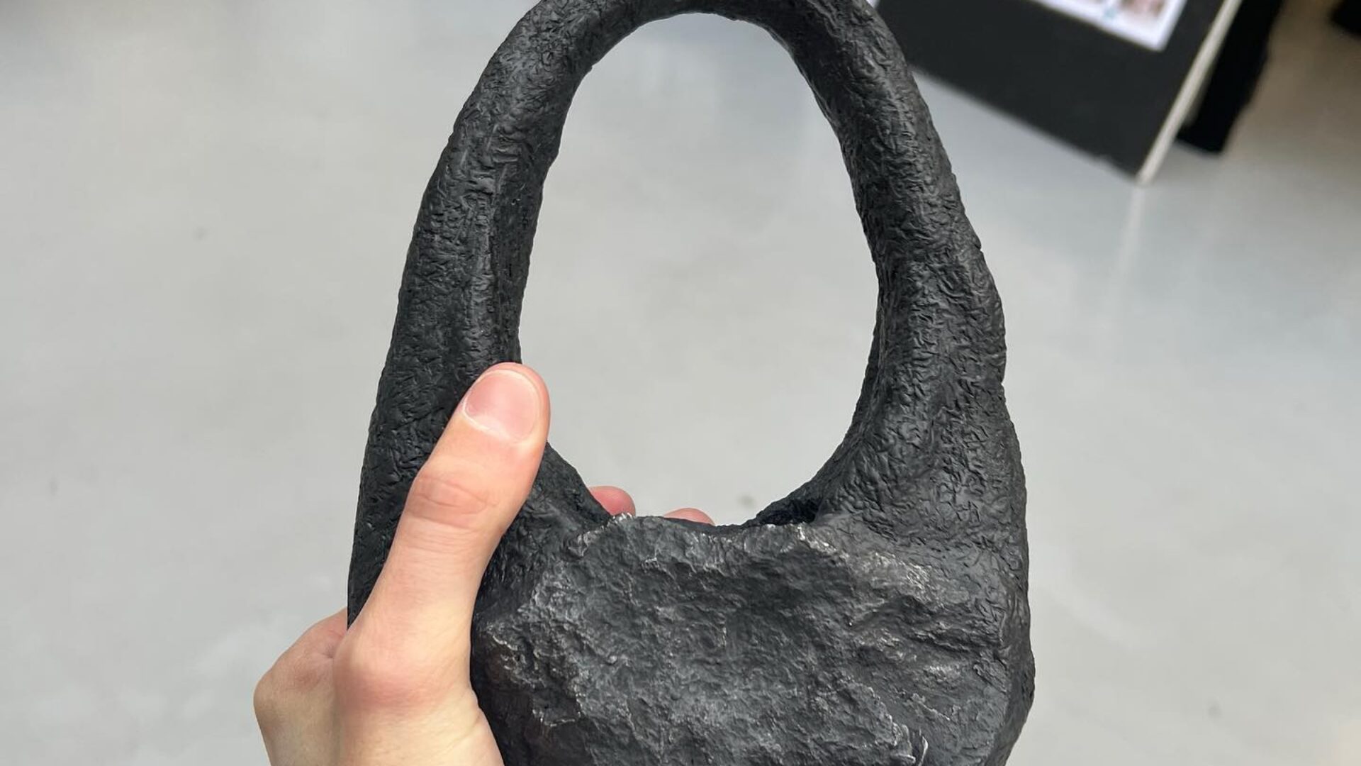 운석으로 만든 최초의 가방 등장! - 뉴스 썸네일 이미지