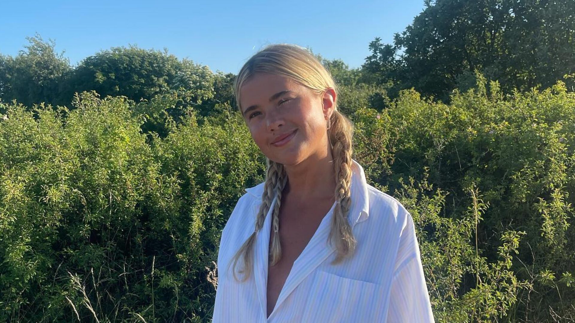 화이트 셔츠를 제치고 1순위로 등극한 셔츠 트렌드 - 뉴스 썸네일 이미지