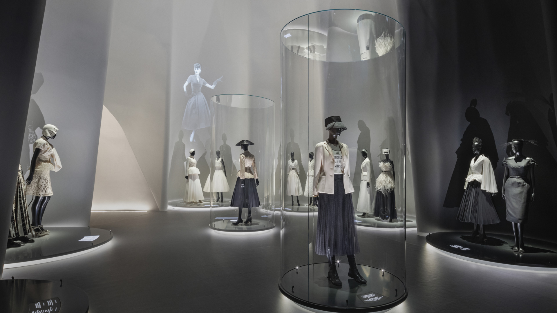 서울에 만개한 디올의 역사 - 뉴스 썸네일 이미지