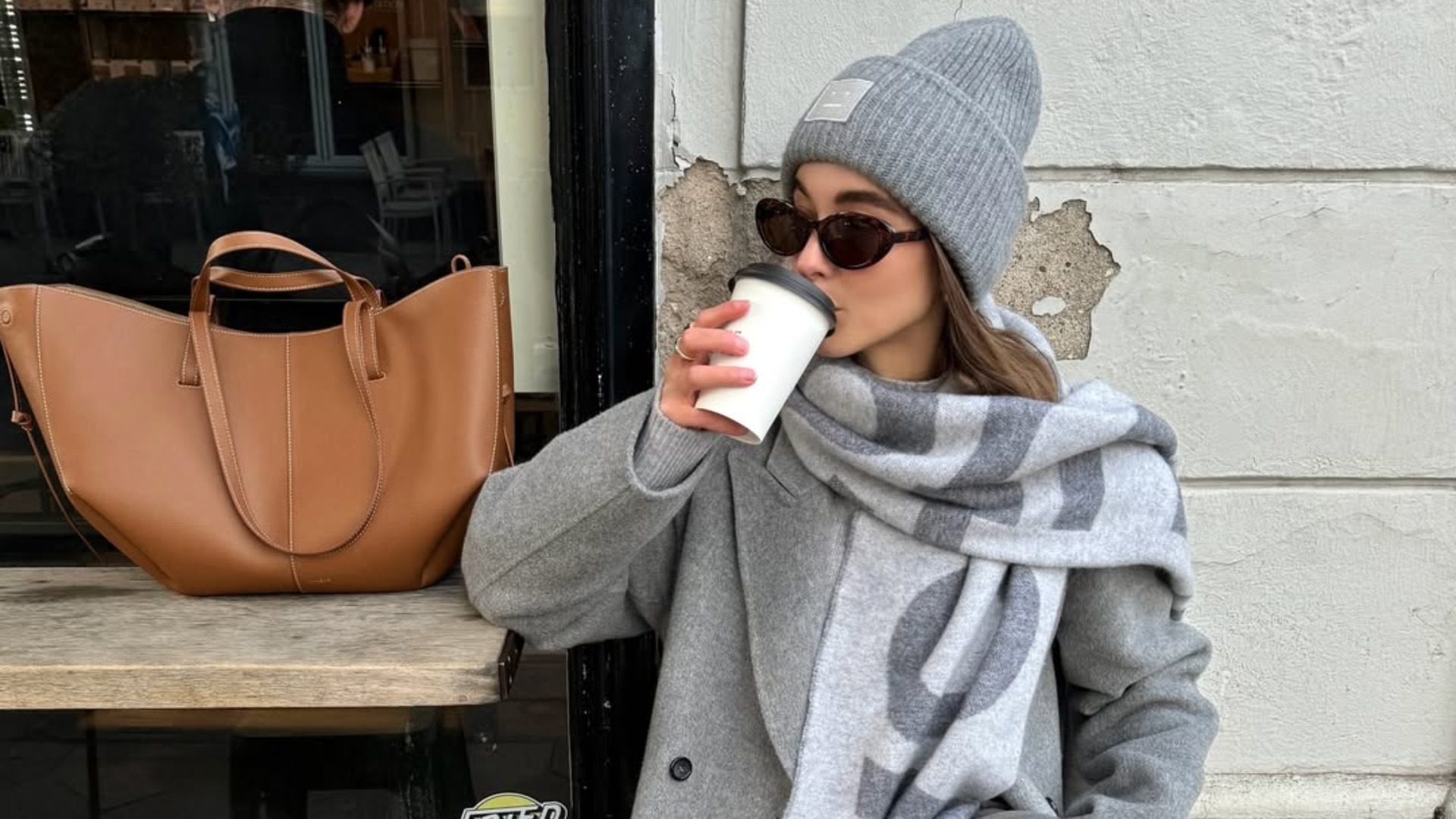 요즘 옷 잘 입는 사람들은 조용하지만 분명한 그레이를 입어요 - 뉴스 썸네일 이미지