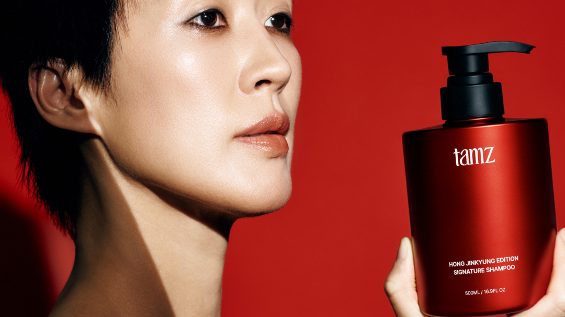 시크한 블랙 위로 선명하게 각인되는 탐즈의 레드 페르소나 - 뉴스 썸네일 이미지