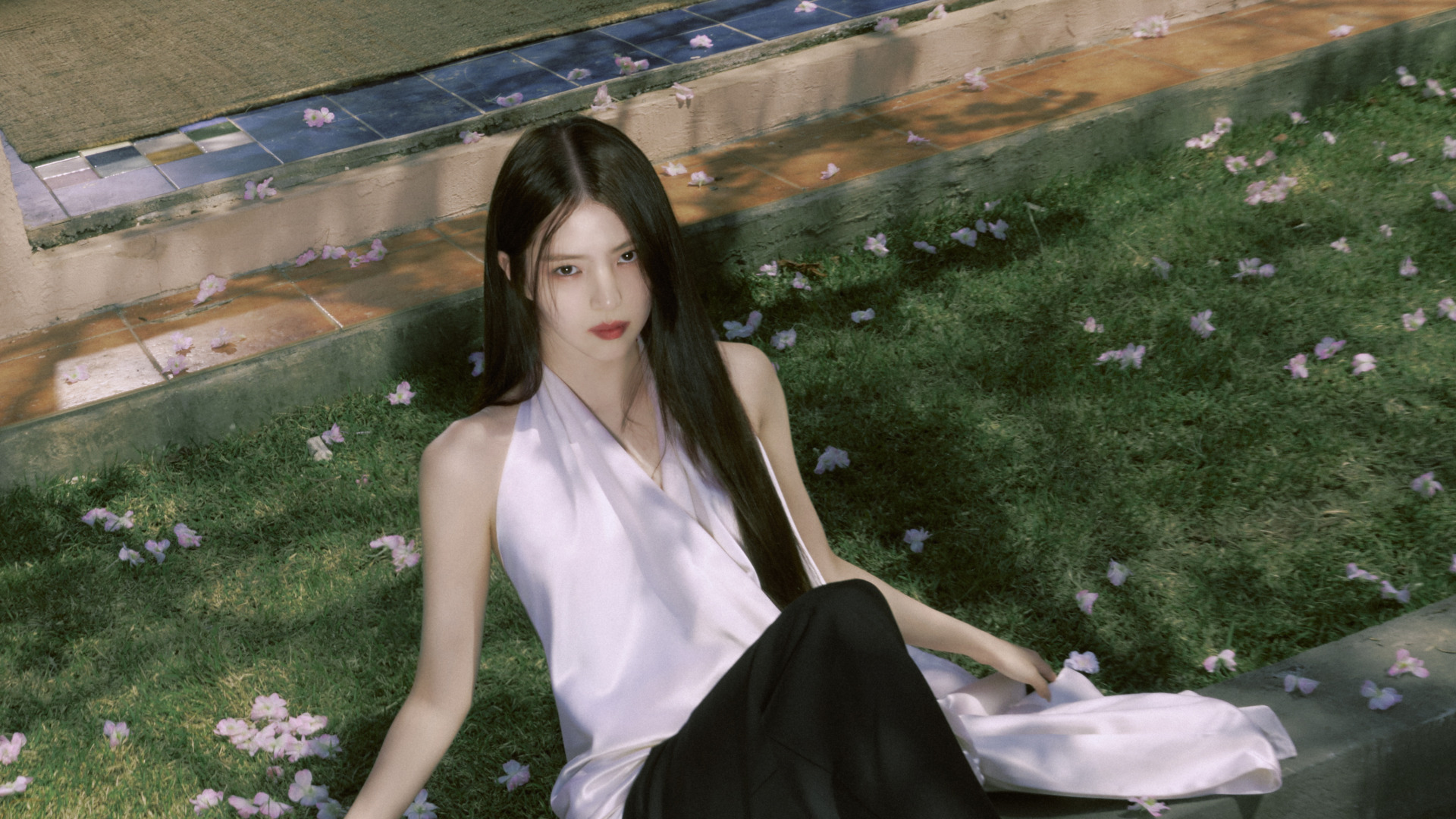 보그 코리아 공개 한소희 디올 화보 대표 이미지