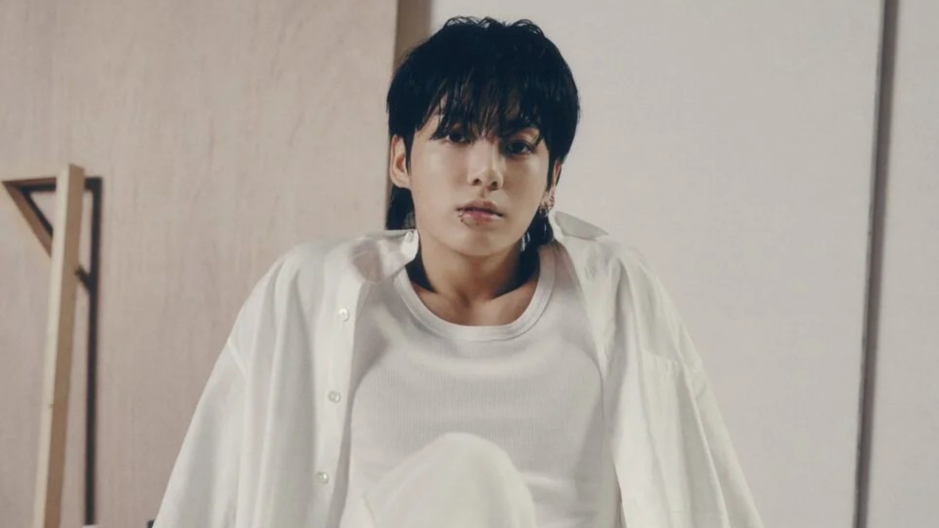솔로곡으로 최초 기록 세운 정국